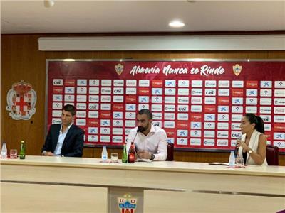 صور وفيديو| نادي الميريا الإسباني يقدم مدربه بيدرو إيمانويل