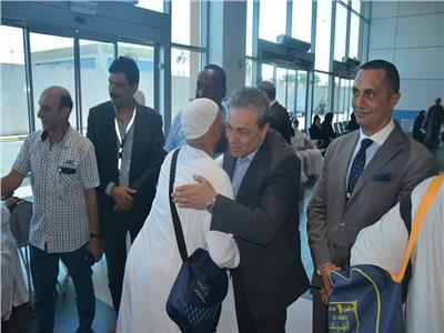 بالصور| رئيس ميناء القاهرة يستقبل الحجاج بالأحضان