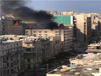 بالصور| حريق هائل يلتهم الدور الأخير في فندق وسط الإسكندرية