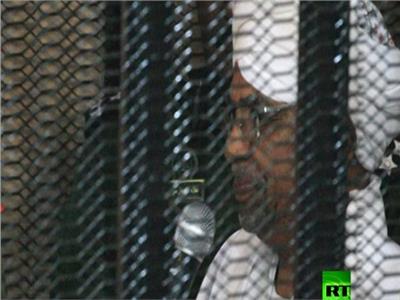 شاهد| الرئيس السوداني المعزول من داخل القفص فى أولى محاكماته