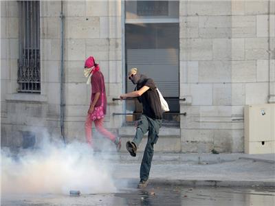 فرنسا تستخدم الغاز المسيل للدموع لتفريق متظاهرين مناهضين لمجموعة السبع