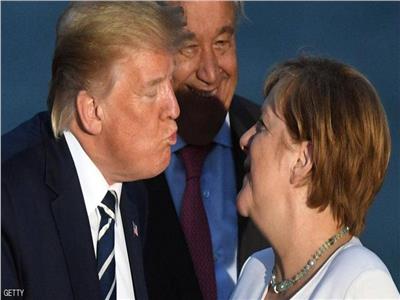 شاهد| قبلات «دونالد ترامب» خلال قمة السبع الكبار بفرنسا