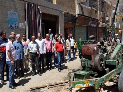 محافظ الأقصر يتفقد المشروعات الجارية بمدينة «أرمنت» 
