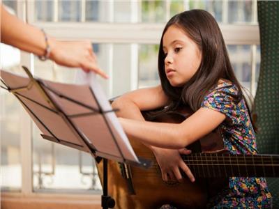 ما حكم تعليم الأطفال الموسيقى بآلات الإيقاع؟.. «المفتي السابق» يجيب