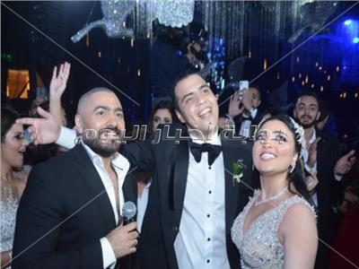 صور| تامر حسني والآ كوشنير يحيان زفاف «عمرو ونورهان»