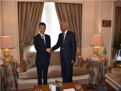 سفير الصين الجديد يقدم أوراق اعتماده للجامعة العربية