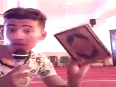 شاهد| صدمة.. شاب يغني مهرجانات بالمصحف داخل المسجد