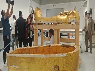 صور| وزير الآثار يتفقد أعمال تعقيم وترميم تابوت الملك توت عنخ آمون