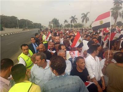 فيديو| المصريون يستقبلون الرئيس السيسي بهتافات «بنحبك يا ريس»