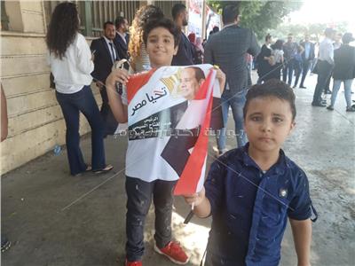 صور| «أطفال» يرفعون رايات تأييد الرئيس أمام «النصب التذكاري»