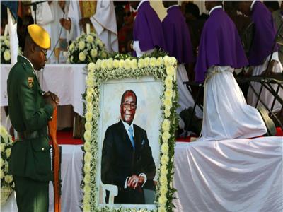 بالصور| دفن جثمان رئيس زيمبابوي السابق موجابي في مسقط رأسه دون مراسم كبرى