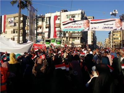 صور| بالأعلام وهتاف «تحيا مصر».. مسيرة حاشدة لتأييد السيسي في دمياط