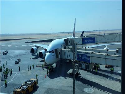مطار القاهرة يستقبل أول رحلة منتظمة لأكبر طائرة ركاب في العالم 