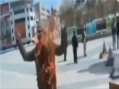 فيديو| مواطن تركي يشعل النار في نفسه بالشارع
