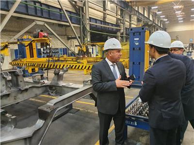 وزير النقل في جولة بمصنع ترانسماش لجرارات السكك الحديدية بروسيا