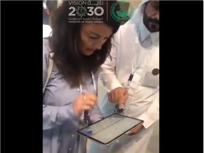 بالفيديو| شاهد أول سائحة تستفيد بـ«التأشيرة السياحية» الإلكترونية للسعودية
