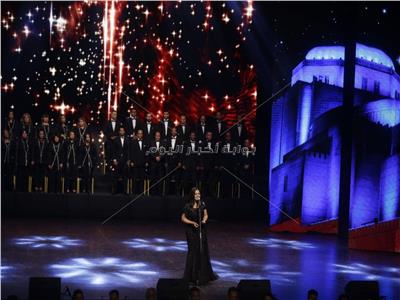 صور| إيمان عبد الغني تغني لشادية وليلي مراد باحتفالية الأوبرا