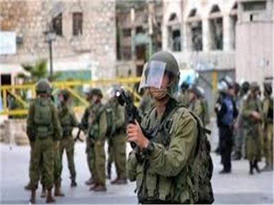 الاحتلال الإسرائيلي يصيب مواطنا فلسطينيا ويعتقل 13 شخصا