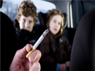 دراسة: التدخين السلبي قد يضر عيون الأطفال