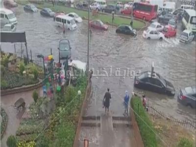 فيديو| استمرار هطول الأمطار على شرق مدينة نصر وغرق جراج «هيئة النقل العام»
