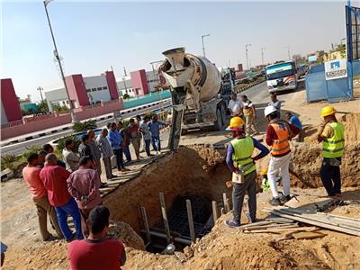نقل خط مياه الشرب المتعارض مع محطة القطار الكهربائي بمدينة الشروق