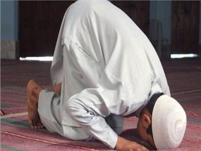 هل تجب الإقامة عند الصلاة منفردًا ؟.. «البحوث الإسلامية» يجيب