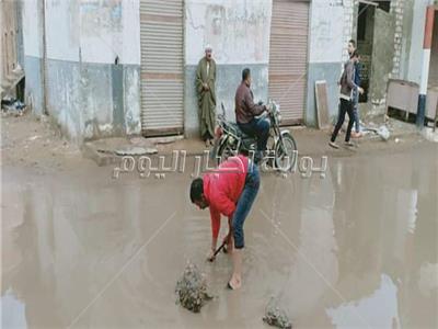 صور|«أمطار غزيرة».. واستمرار توقف حركة الصيد بكفر الشيخ