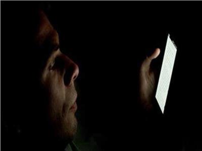 دراسة: استعمال الهاتف في الظلام قد يفقدك البصر