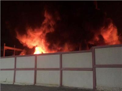 صور| 9 سيارات إطفاء لإخماد حريق هائل بمصنع بلاستيك ببرج العرب