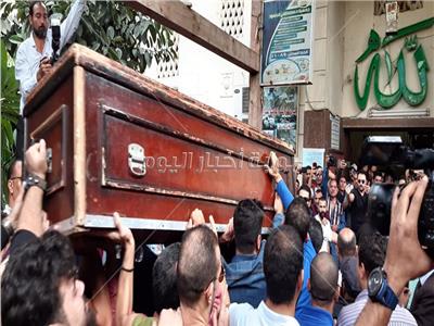 فيديو و صور| لحظة وصول جثمان هيثم أحمد زكي لمسجد مصطفى محمود