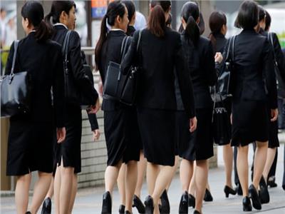 نساء اليابان ينتفضن ضد منع «ارتداء النظارات في العمل»