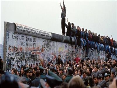30 عامًا على انهياره التاريخي.. الألمان قهروا «جدار برلين» و«اتفاقية يالطا» في آنٍ واحدٍ