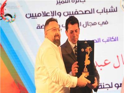 وزير الشباب يكرم الناقد الرياضي كمال عبد الخالق