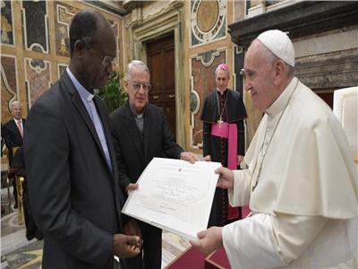 البابا فرنسيس يسلم جائزة «راتزنغر»