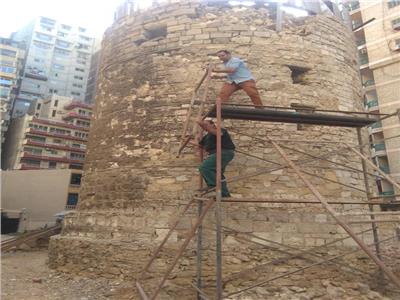 صور| «آثار الإسكندرية» تبدأ في أعمال ترميم «الطاحونة الأثرية» بالمندرة