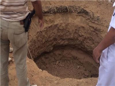 ضبط شخص لقيامه بأعمال حفر بقصد التنقيب عن الآثار بمصر القديمة 
