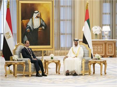 شاهد| «بن زايد» ينشر صور تقليد الرئيس السيسي بـ«وسام زايد» في الإمارات