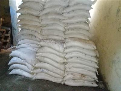 صور| ضبط 17 طن ملح وأرز فاسد في حملات تموينية بسوهاج
