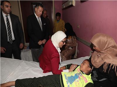 وزيرة الصحة ومحافظ بني سويف يزوران تلاميذ «الجفادون»