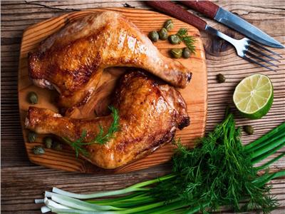 طبيبة بيطرية توضح سبب بقاء اللون الوردي للدجاج بعد الطهي