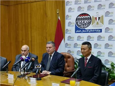 وزير قطاع الأعمال يشهد توقيع عقد بين القابضة للغزل والنسيج و "Handa" الصينية 