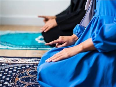 خاص| هل يمكن المرأة الصلاة بمكان مكشوف في حالة عدم وجود مسجد؟.. «الإفتاء» تجيب