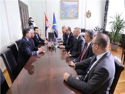 محافظ أسوان يوقع مذكرة توأمة مع عمدة مدينة «أوجتسا» الصربية