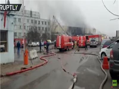 شاهد| المطافئ تسيطر على حريق مساحته 600 متر مربع في موسكو