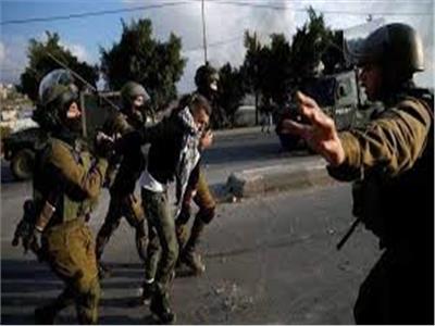 الاحتلال الإسرائيلي يعتقل 30 فلسطينيا من الضفة الغربية بينهم أشقاء وأطفال