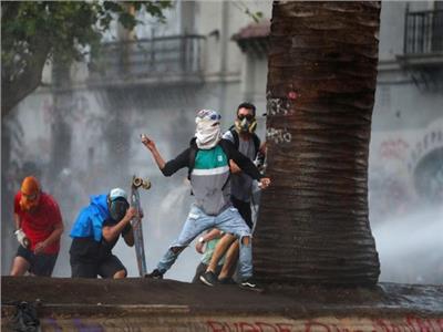 اشتباكات عنيفة بين المتظاهرين والشرطة في عاصمة تشيلي