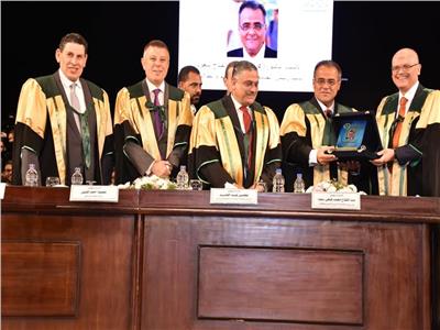 رئيس جامعة عين شمس يشهد حفل تخرج دفعة كلية تجارة 2019 