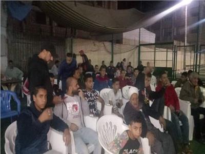 «على الكرة اتجمعنا» أهالي شبرا الخيمة يشاهدون وسط فرحة مباراة المنتخب النهائية