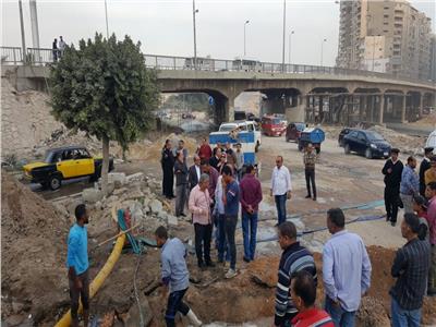 صور| كسرها حفار.. بدء إصلاح ماسورة مياه سموحة بالإسكندرية