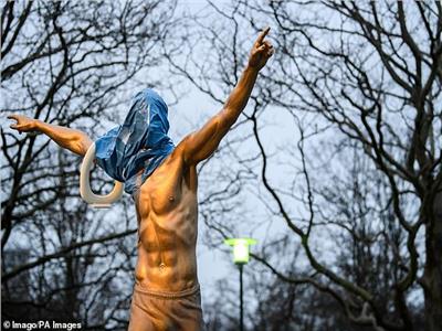صور| تشويه تمثال إبراهيموفيتش في السويد 
